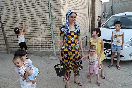 Uzbek family, Tashkent (Uzbekistan)